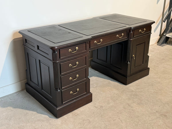 Vintage bureau, klassiek Engels bureau, mahoniehout, groen leer, 701