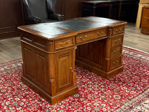 Vintage bureau, klassiek Engels bureau, mahoniehout, groen leer, 672