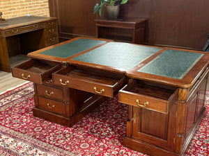 Vintage bureau, klassiek Engels bureau, partnerdesk, mahoniehout, groen leer, 572