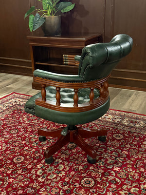 Vintage stoel, Chesterfield, mahoniehout, groen leer, 124