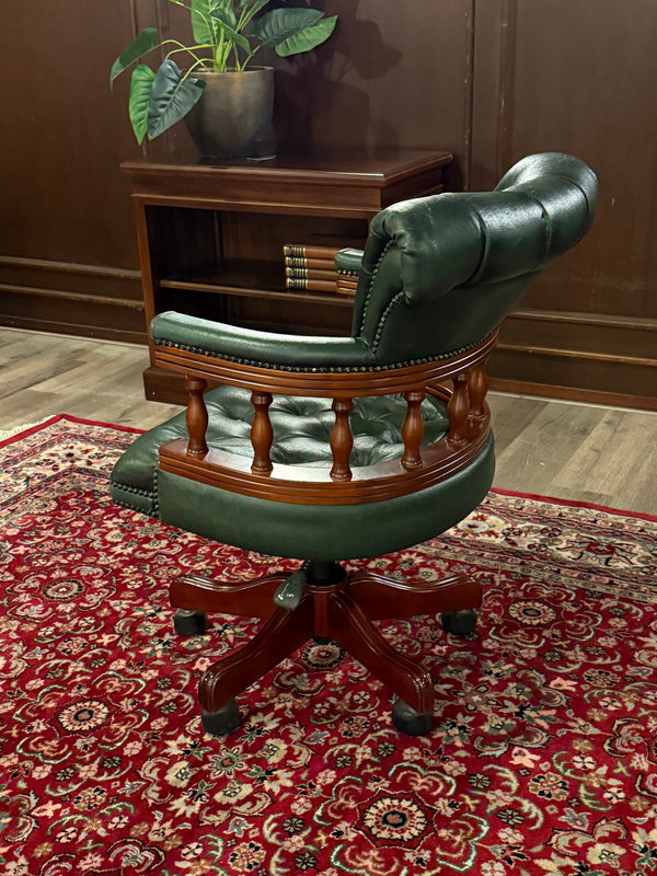 Vintage stoel, Chesterfield, mahoniehout, groen leer, 124