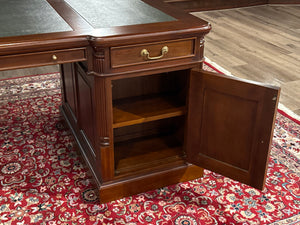 Vintage bureau, klassiek Engels bureau, mahoniehout, groen leer, 607