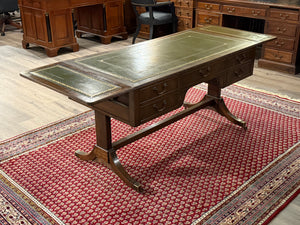 Vintage schrijftafel, klassiek Engels bureau, notenhout, groen leer, 536