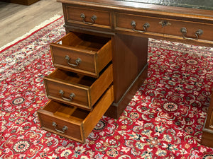 Vintage bureau, klassiek Engels bureau, mahoniehout, groen leer, 583