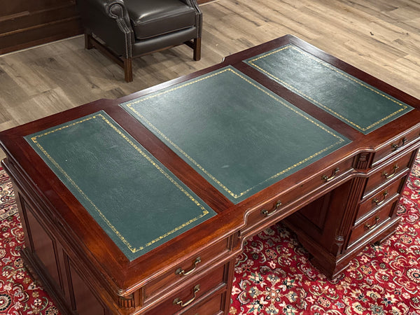 Vintage bureau, klassiek Engels bureau, mahoniehout, groen leer, 627