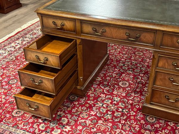 Vintage bureau, klassiek Engels bureau, notenhout, groen leer, 665