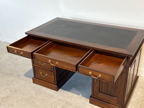 Vintage bureau, klassiek Engels bireau, mahoniehout, zwart leer, 693