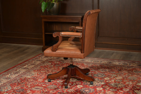 Chaise vintage 232 - Cuir brun clair, bois de chêne, hauteur réglable