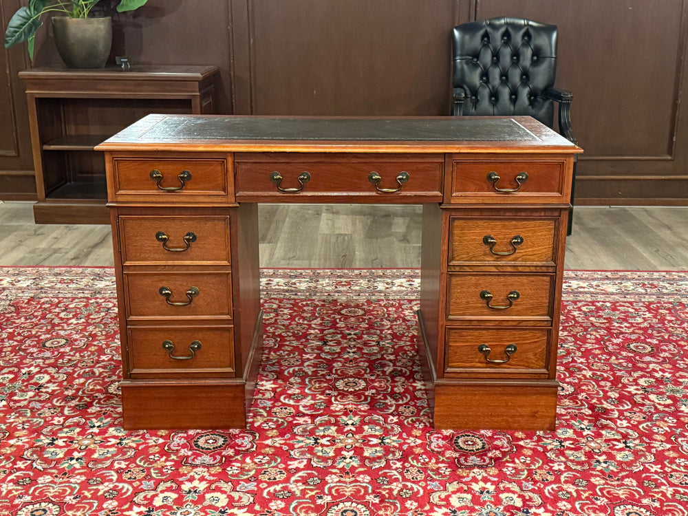 Vintage bureau, klassiek Engels bureau, mahoniehout, groen leer, 584