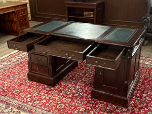 Vintage bureau, klassiek Engels bureau, mahoniehout, groen leer, 664