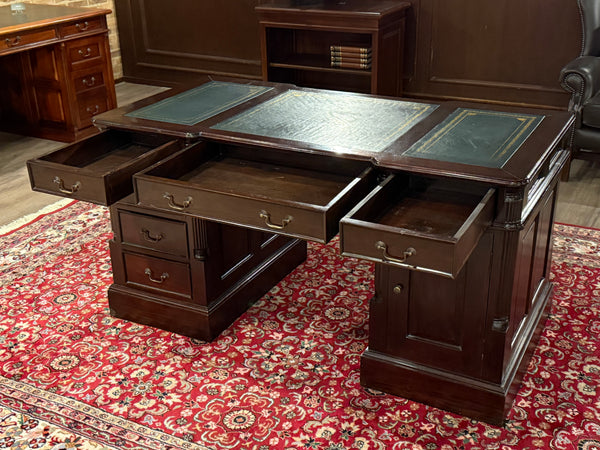 Vintage bureau, klassiek Engels bureau, mahoniehout, groen leer, 664