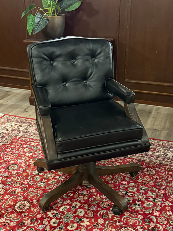 Vintage stoel, Chesterfield, teakhout, zwart leer, 116
