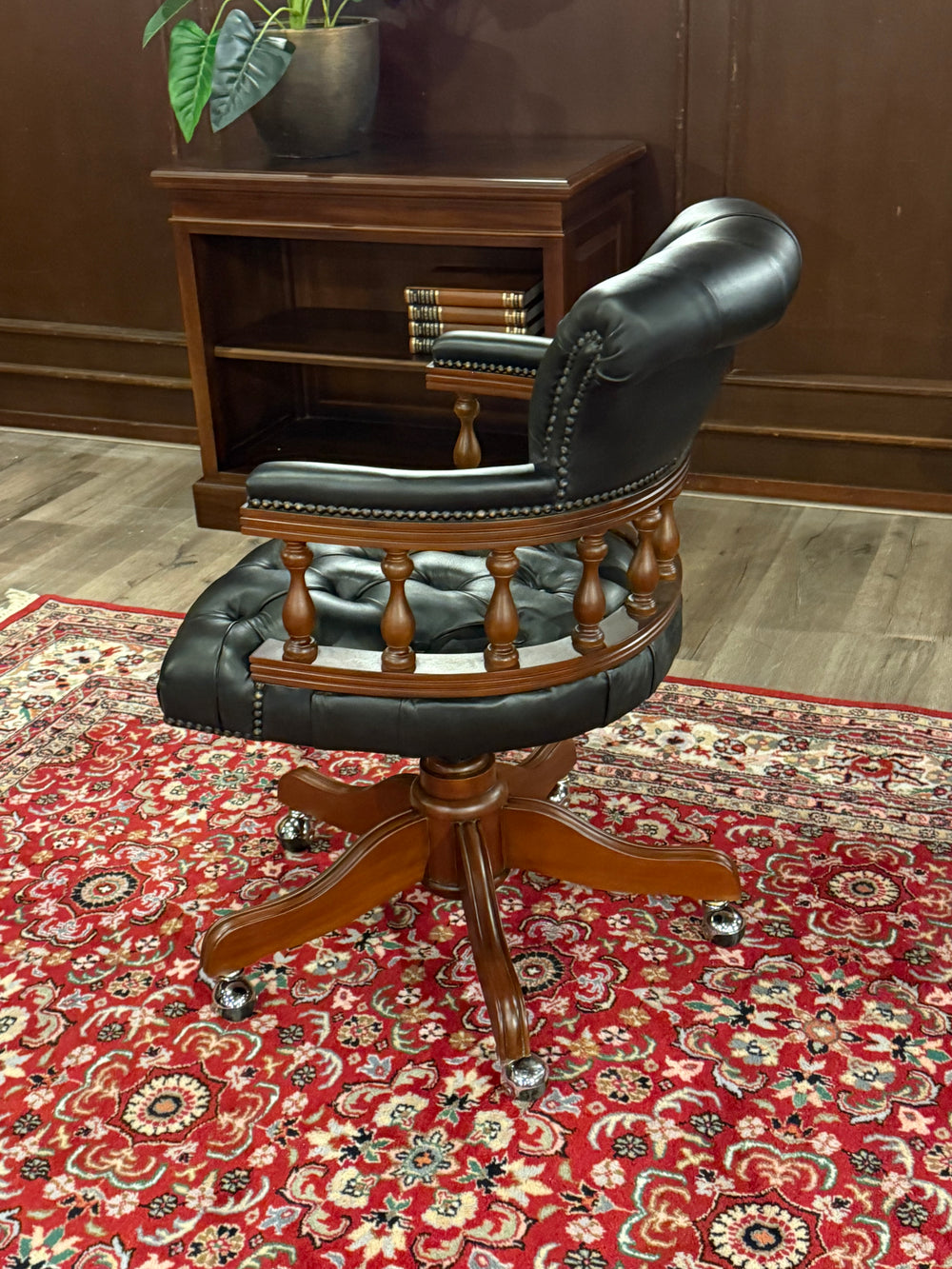 Vintage stoel, Chesterfield, mahoniehout, zwart leer, 108