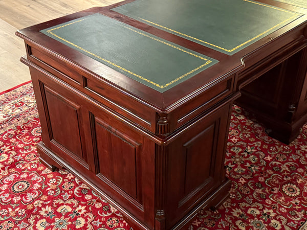 Vintage bureau, klassiek Engels bureau, mahoniehout, groen leer, 656
