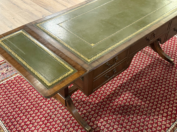 Vintage schrijftafel, klassiek Engels bureau, notenhout, groen leer, 536