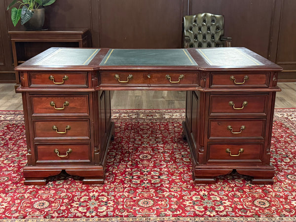 Bureau vintage, bureau anglais classique, acajou, cuir vert, 691
