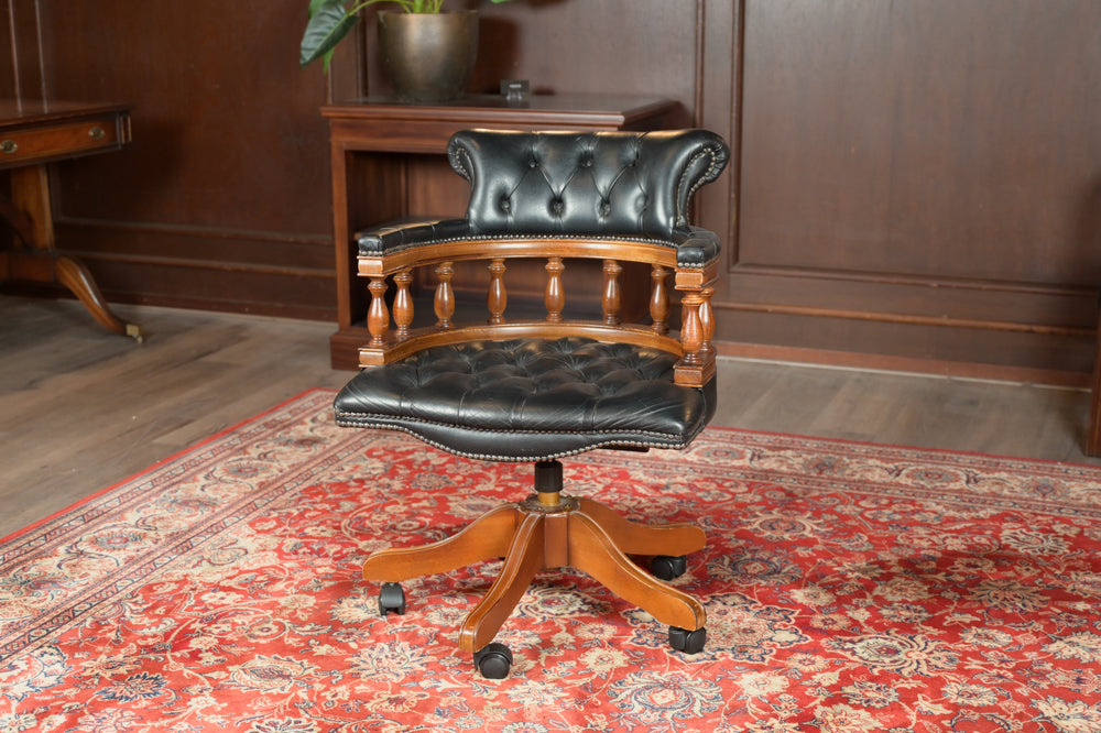 Chaise vintage 241, cuir noir, acajou, Chesterfield