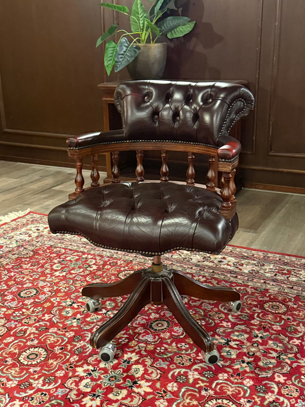 Vintage stoel, Chesterfield, mahoniehout, rood leer, 120