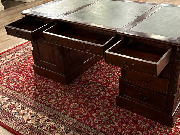 Vintage bureau, partnerdesk, klassiek Engels bureau, mahoniehout, groen leer, 616