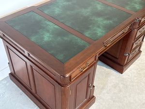 Vintage bureau, partnerdesk, klassiek Engels bureau, mahoniehout, groen leer, 696
