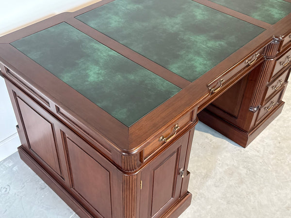 Vintage bureau, partnerdesk, klassiek Engels bureau, mahoniehout, groen leer, 696