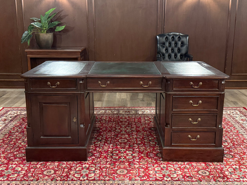 Vintage bureau, klassiek Engels bureau, mahoniehout, groen leer, 573