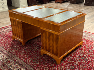 Vintage bureau, klassiek Engels bureau, kersenhout, groen leer, 613