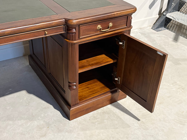 Vintage bureau, partnerdesk, klassiek Engels bureau, mahoniehout, groen leer, 692
