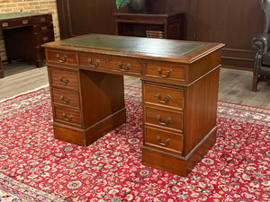 Vintage bureau, klassiek Engels bureau, mahoniehout, groen leer, 624