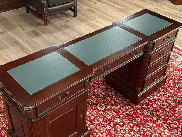 Bureau vintage, bureau anglais classique, acajou, cuir vert, 647