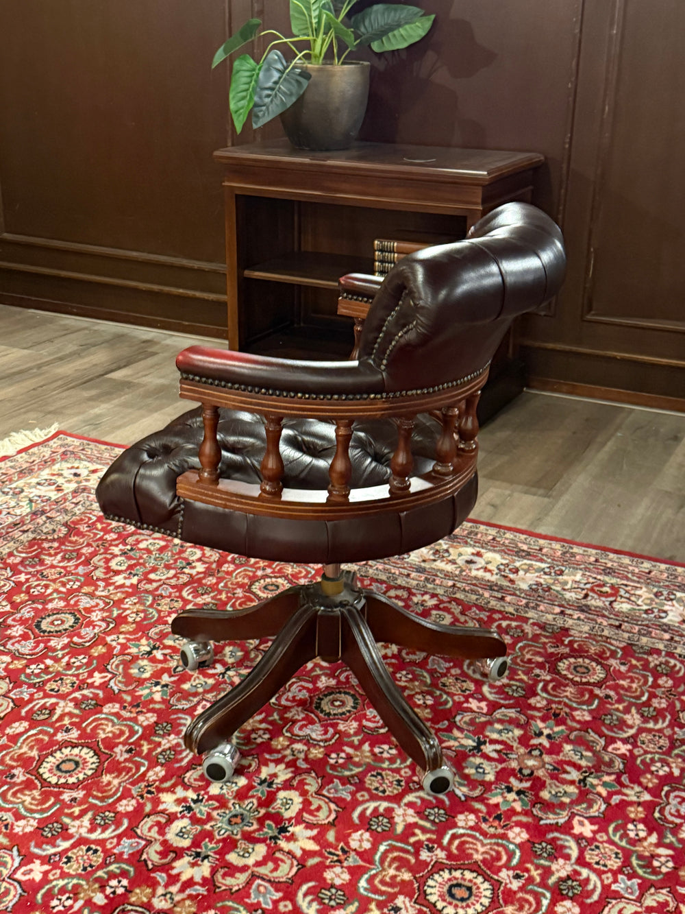 Fauteuil vintage, Chesterfield, acajou, cuir rouge, 120