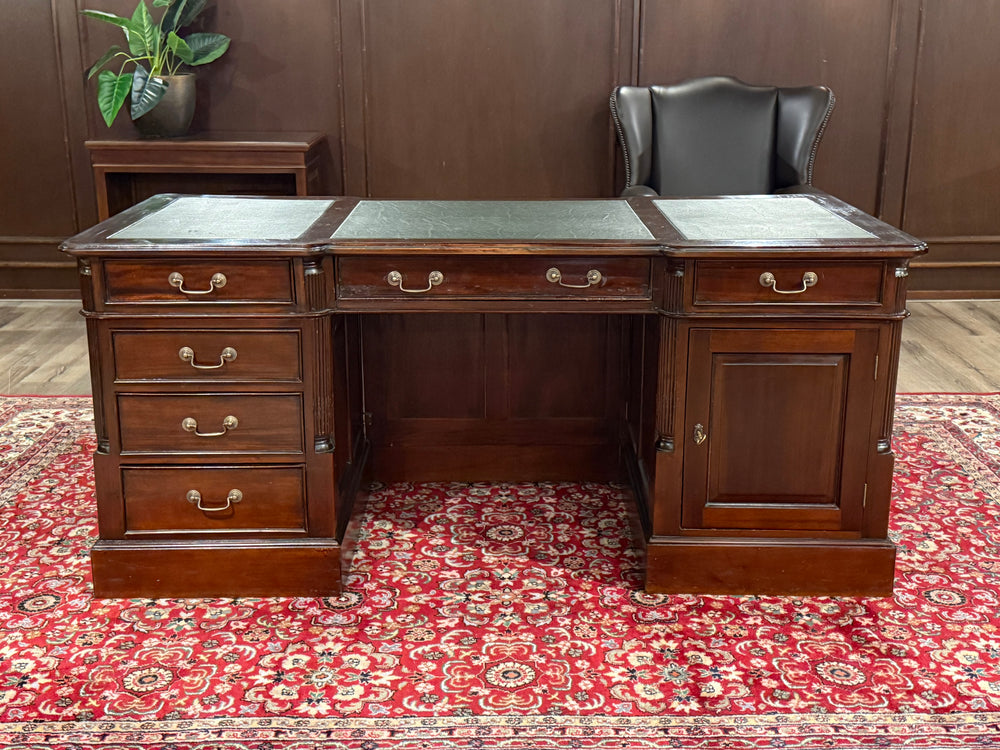 Bureau vintage, bureau anglais classique, acajou, cuir vert, 645