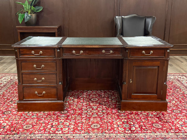Bureau vintage, bureau anglais classique, acajou, cuir vert, 645