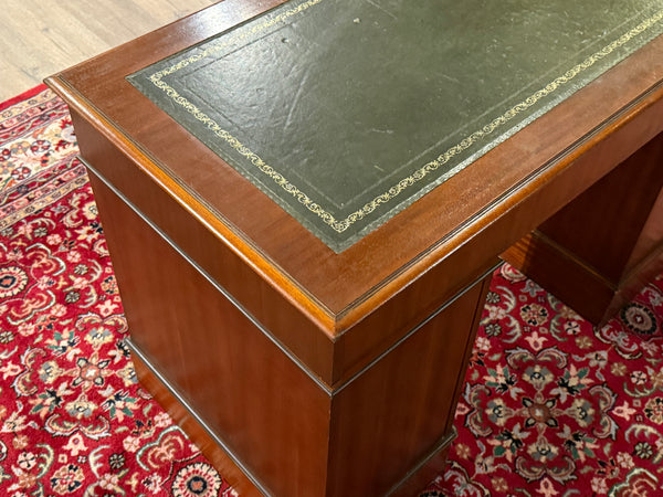 Vintage bureau, klassiek Engels bureau, mahoniehout, groen leer, 624