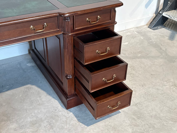 Vintage bureau, partnerdesk, klassiek Engels bureau, mahoniehout, groen leer, 696