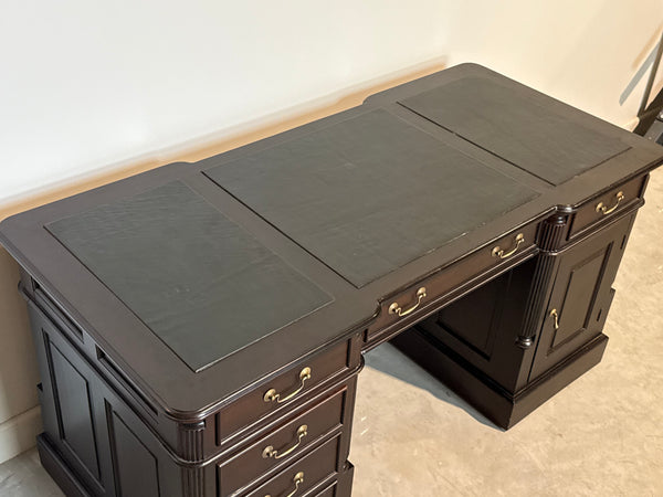 Vintage bureau, klassiek Engels bureau, mahoniehout, groen leer, 701
