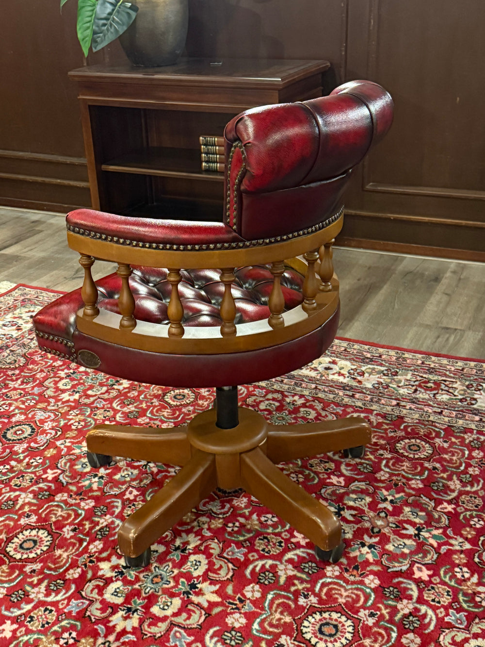 Vintage stoel, Chesterfield, mahoniehout, rood leer, 114