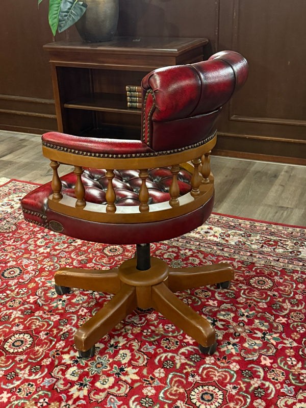 Vintage stoel, Chesterfield, mahoniehout, rood leer, 114