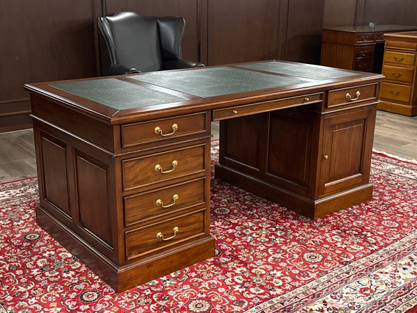 Vintage bureau, klassiek Engels bureau, mahoniehout, groen leer, 635