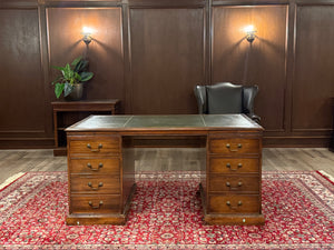 Antiek bureau, klassiek Engels bureau, eikenhout, groen leer, 677