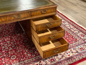 Vintage bureau, partnerdesk, klassiek Engels bureau, notenhout, groen leer, 657