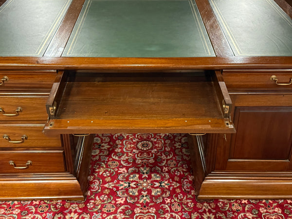Vintage bureau, partnerdesk, klassiek Engels bureau,  mahoniehout, groen leer, 673