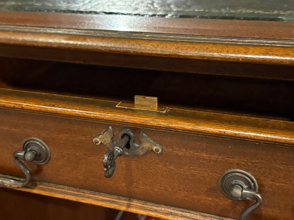Vintage bureau, klassiek Engels bureau, mahoniehout, groen leer, 583