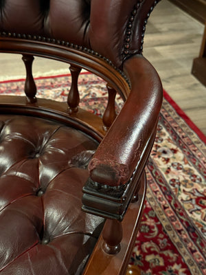 Vintage stoel, Chesterfield, mahoniehout, rood leer, 123