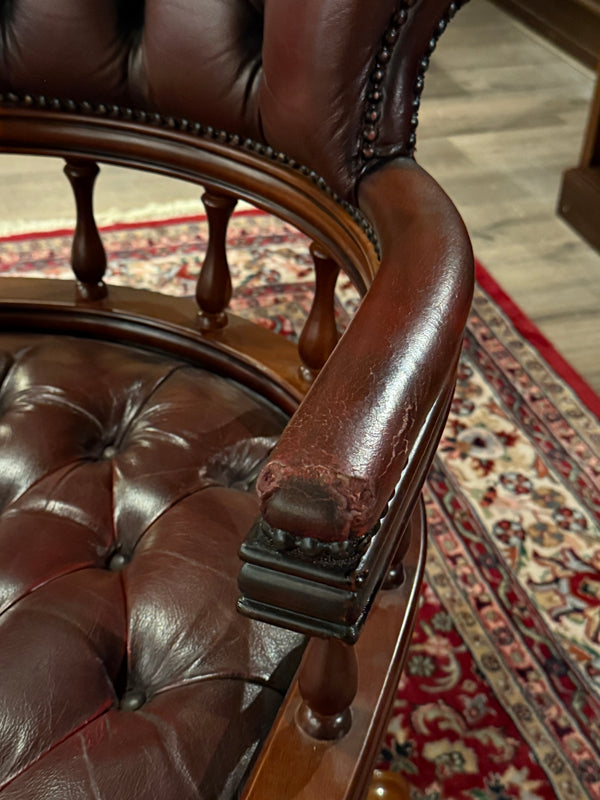 Vintage stoel, Chesterfield, mahoniehout, rood leer, 123