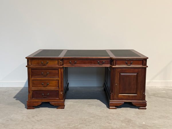 Vintage bureau, partnerdesk, klassiek Engels bureau, mahoniehout, zwart leer, 689