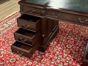 Bureau vintage, bureau anglais classique, acajou, cuir vert, 649