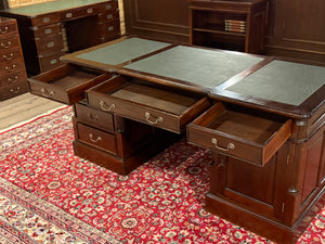 Bureau vintage, bureau anglais classique, acajou, cuir vert, 645