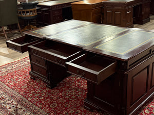 Vintage bureau, klassiek Engels bureau, partnerdesk , mahoniehout , groen leer, 566