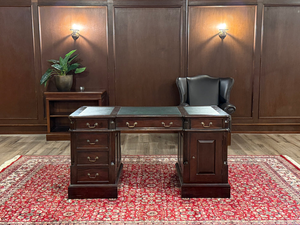 Vintage bureau, klassiek Engels bureau, mahoniehout, groen leer, 605